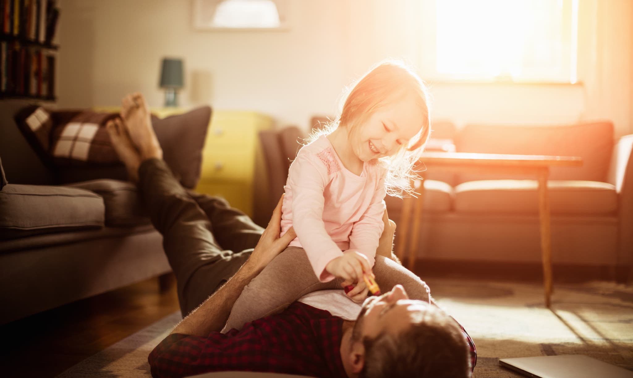 padre y niña jugando